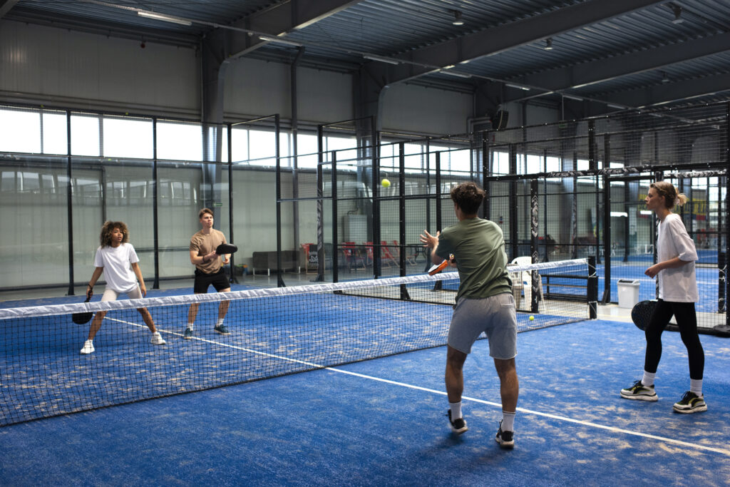 Joueurs sur un terrain de padel indoor au club de padel à Rouen