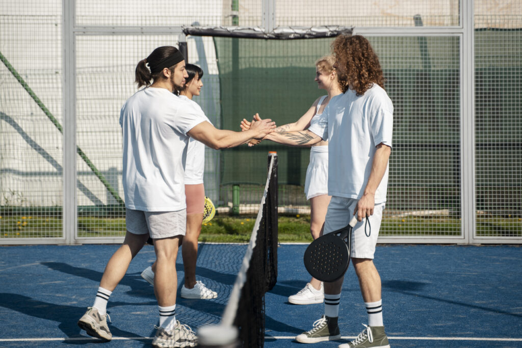 Partie de padel en double pour débuter et jouer au padel à Rouen